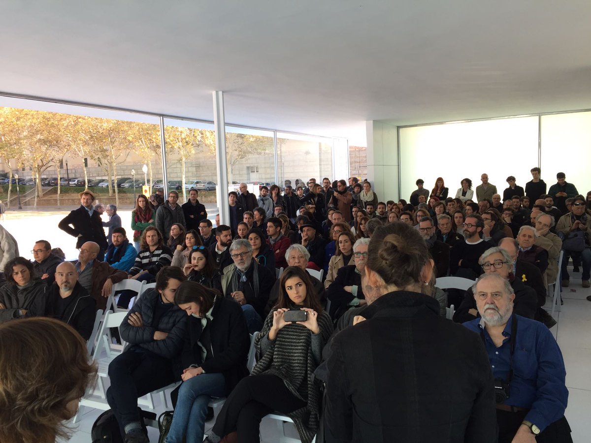 FundacioMies's tweet image. #rightnow full house at #miespavilion. Round table discussion of #missingmateriality with @AnnaEugeniBach, María Langarita @estudioLNA and Carlos Quintáns.