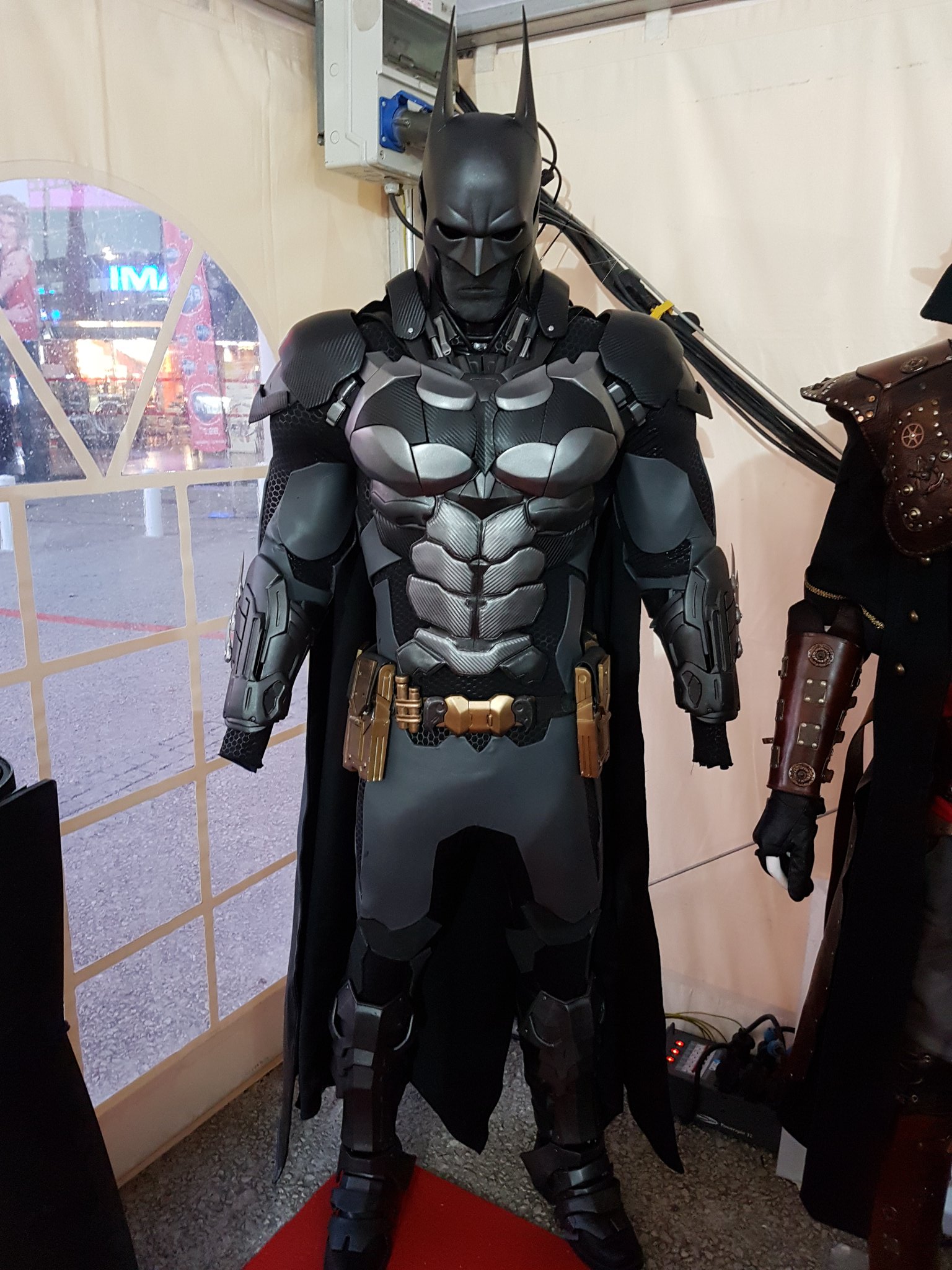 Earn fleet Orderly Rocksteady Studios on Twitter: "This is an EXCEPTIONAL Batman: Arkham  Knight cosplay. Well done! https://t.co/fRTIJXUedf" / Twitter