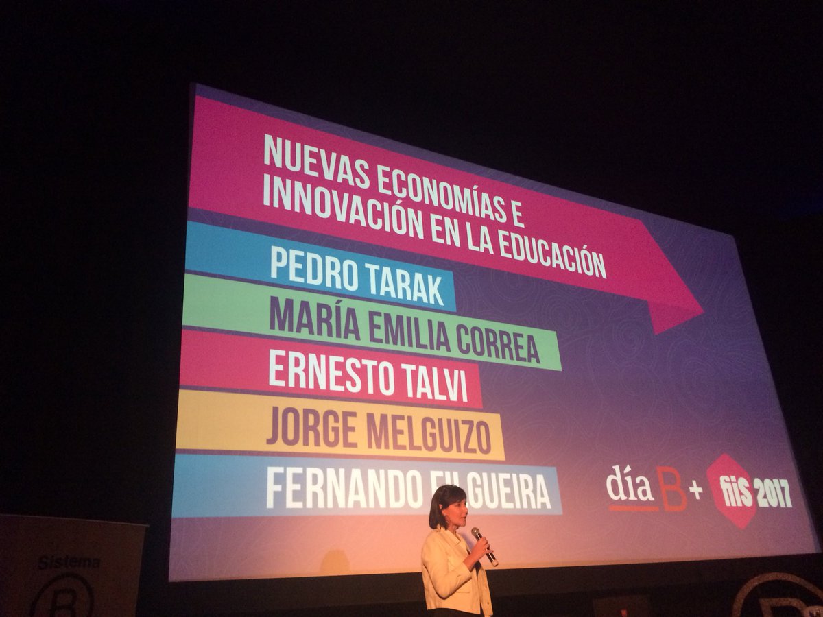 SistemaBUruguay's tweet photo. @caro_garcia10 presentando el Panel de #NuevasEconomías con una pregunta: ¿Cuál fue la incomodidad con la que uno hizo clic para iniciar el cambio? #UnDiaB + #fii2017 @SistemaB @FiisUruguay https://t.co/7gum0M20gG