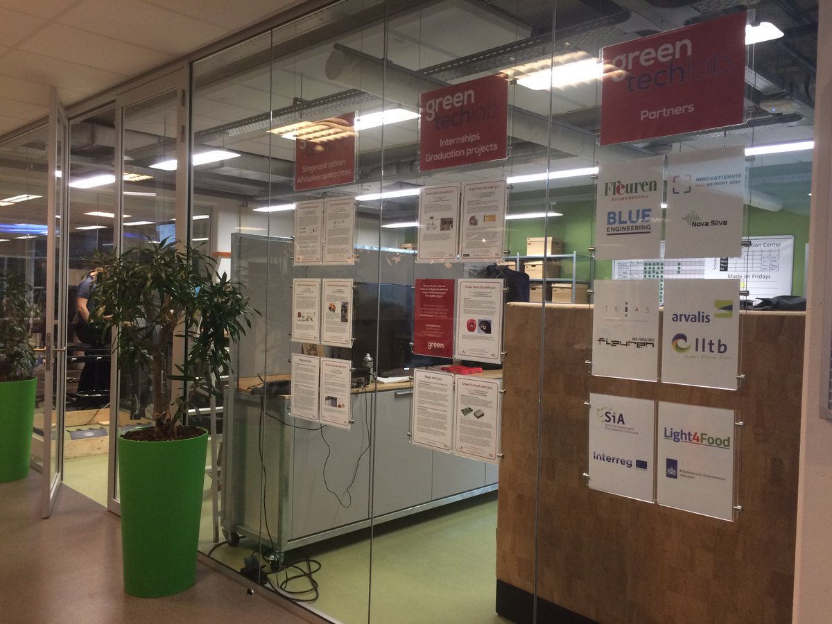 GTLVenlo's tweet photo. Komende zaterdag is er opendag op de @FontysVenlo . Het #greentechlab is open voor iedereen die geïnteresseerd is. Om het lab klaar te maken voor de #opendag is het vacaturebord opgehangen. Interesse om stage te lopen bij het greentechlab? Mail naar info@greentechlab.nl https://t.co/g4kN3xjZou