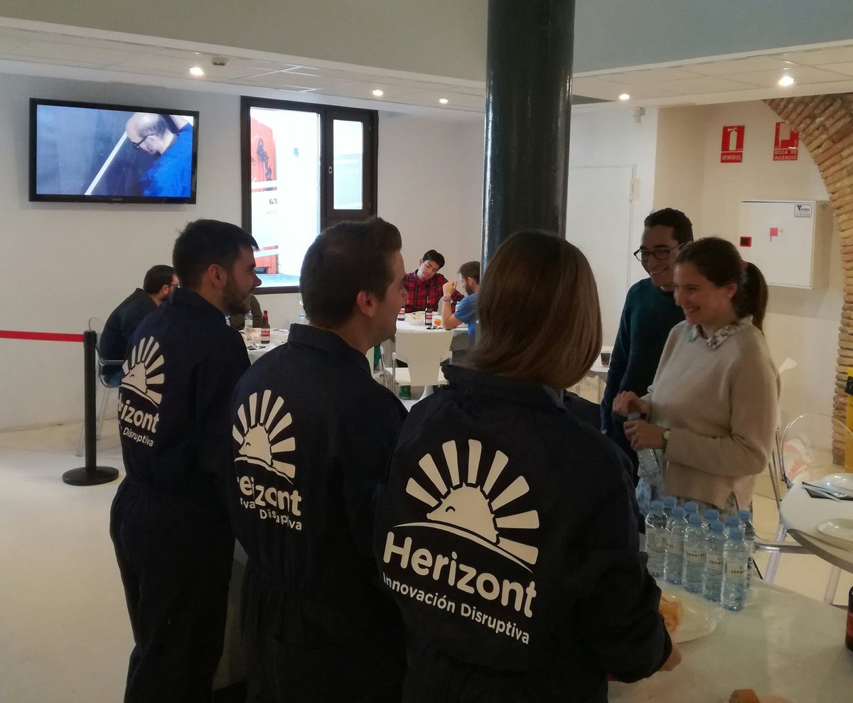 Hunteet's tweet photo. En el descanso de Save the Expo con nuestro amigos de @Herizont 😀🚀😎
#FreeFluvi https://t.co/WvULMgs0DP
