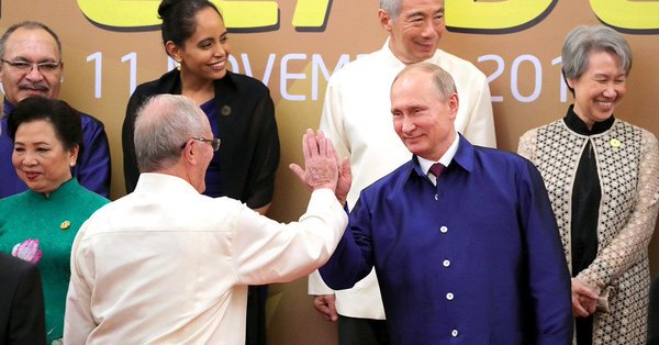 ppkausadcorazon's tweet photo. - Putin, ¡clasificamos a Rusia!
- ¡Chócala!
#PeruAlMundial #Rusia2018 https://t.co/JP2WZQWTG3