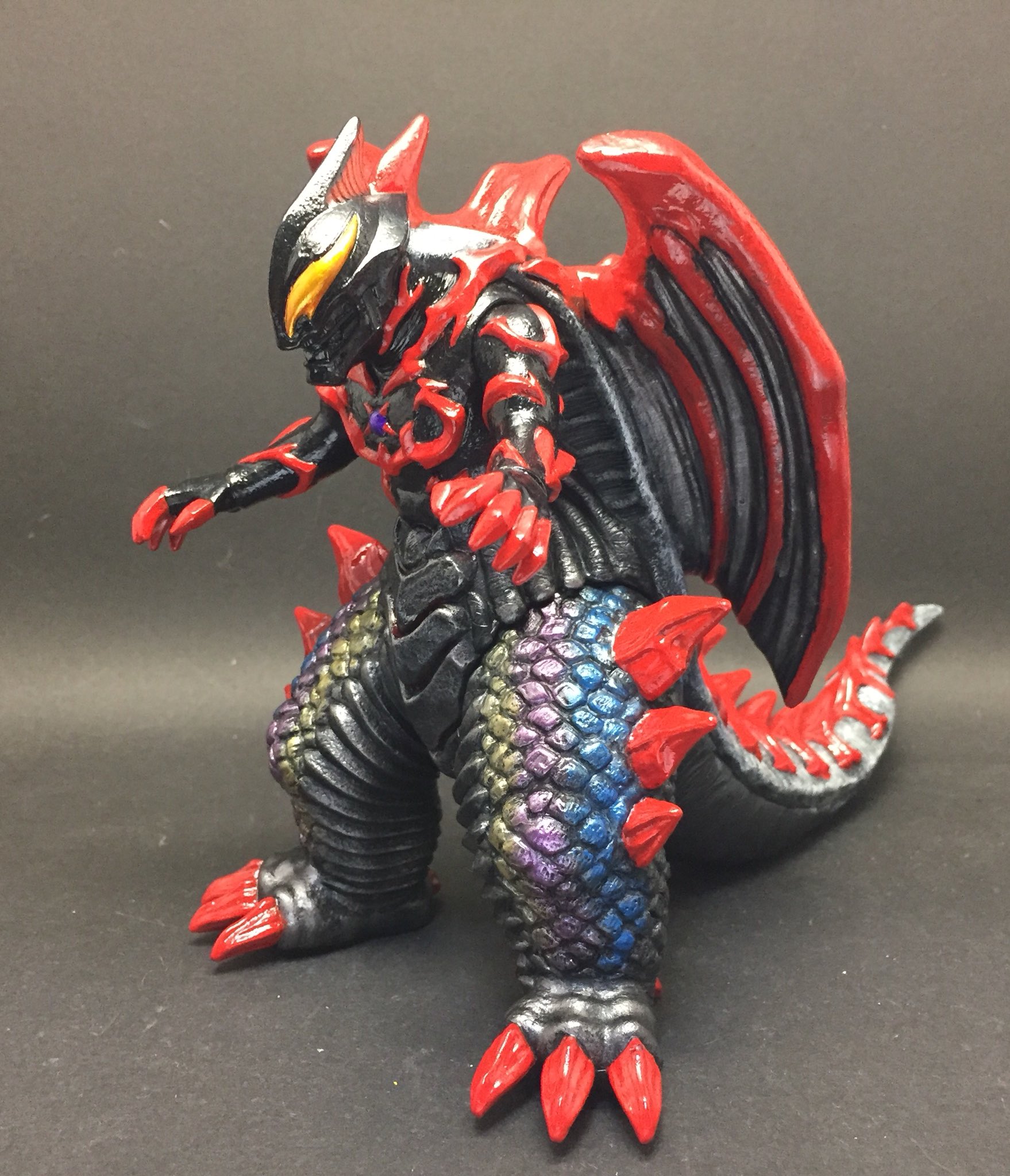 トロル A Twitter ベリアル融合獣 キメラべロス リペイントしました なんだかんだ時間かかってしまったけど やっと完成 節々にマルーン入れたけど写真では目立たず ウルトラマンベリアルというより ベリアル型の怪獣というイメージで塗りました 親子対決もできて トロル A Twitter ベリアル融合獣 キメラべロス リペイントしました なんだかんだ時間かかってしまったけど やっと完成 節々にマルーン入れたけど写真では目立たず ウルトラマンベリアルというより ベリアル型の怪獣というイメージで塗りました 親子対決もできて