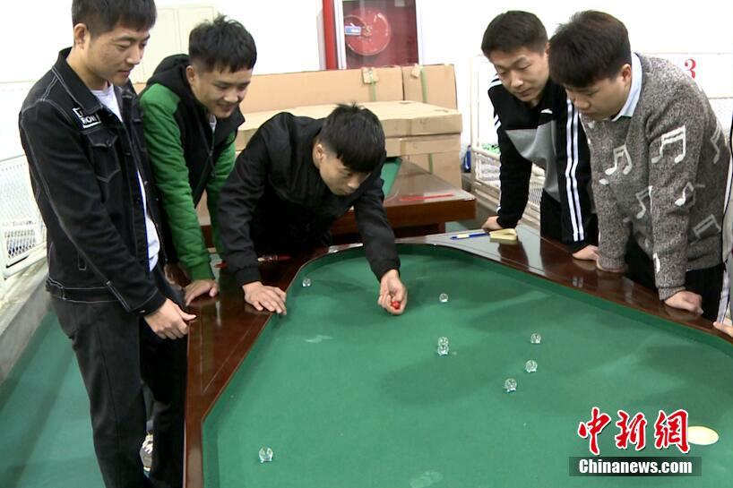 CGTNRadio's tweet photo. A university in Xi'an teaches students to play #marblegames. The game is currently the smallest ball game in the world and it was officially recognized as a formal sport by the General Administration of Sport in 2003. https://t.co/xfhI3HqiBU https://t.co/MUTyF2xrvV