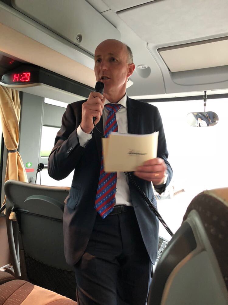 Wethouder heet ondernemers welkom tijdens bustour #rodeloperdag