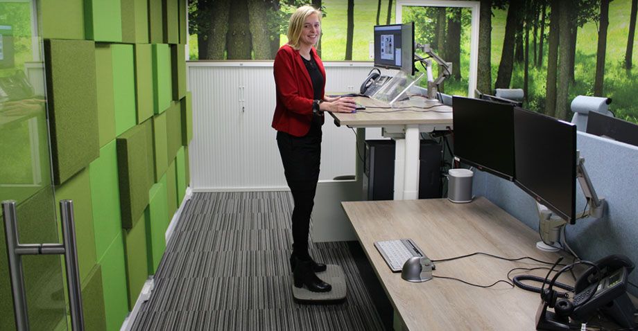 Health2Work's tweet photo. Mensen zijn niet gebouwd om veel te zitten. Toch is onze maatschappij er helemaal op ingericht. Tijd om daar verandering in te brengen. Lees hoe Agnes in beweging komt met #Steppie! https://t.co/snGDlyEazc #ergonomie https://t.co/7Ft58RN8ke