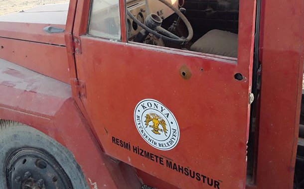 sendika_org's tweet photo. Gözümüze mi inanalım, Konya Belediyesi'ne mi: Bu araç IŞİD'in "resmi" hizmetinde https://t.co/SlEMuSolhZ https://t.co/CGhRUDR3jT