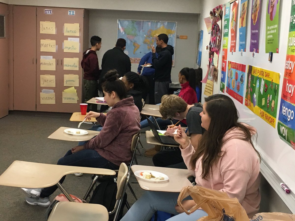Las recetas del mundo hispano, la primera hora, grupo 1: horchata, churros, flan, pastel de tres leches, galletas, y ensalada de nopales. ¡Tan deliciosos!
#warriorselfiecelebration