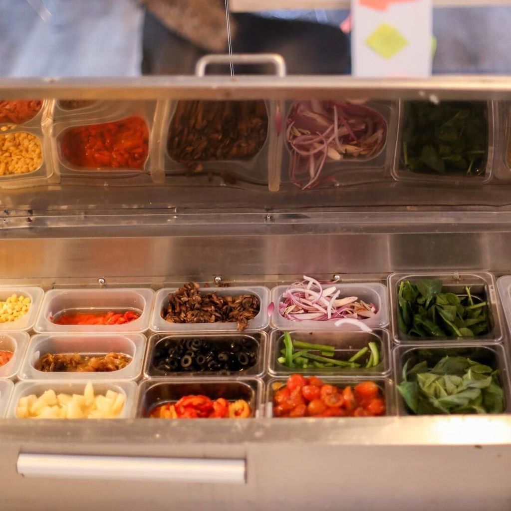 createolio's tweet photo. Tons of toppings, tons of options, tons of awesomeness. Order at https://t.co/SyIA29wmPZ, 754-OLIO, or visit 77 Harvey Rd. #createolio @pizza #nomonomnomnom https://t.co/qnDqnG1dOQ