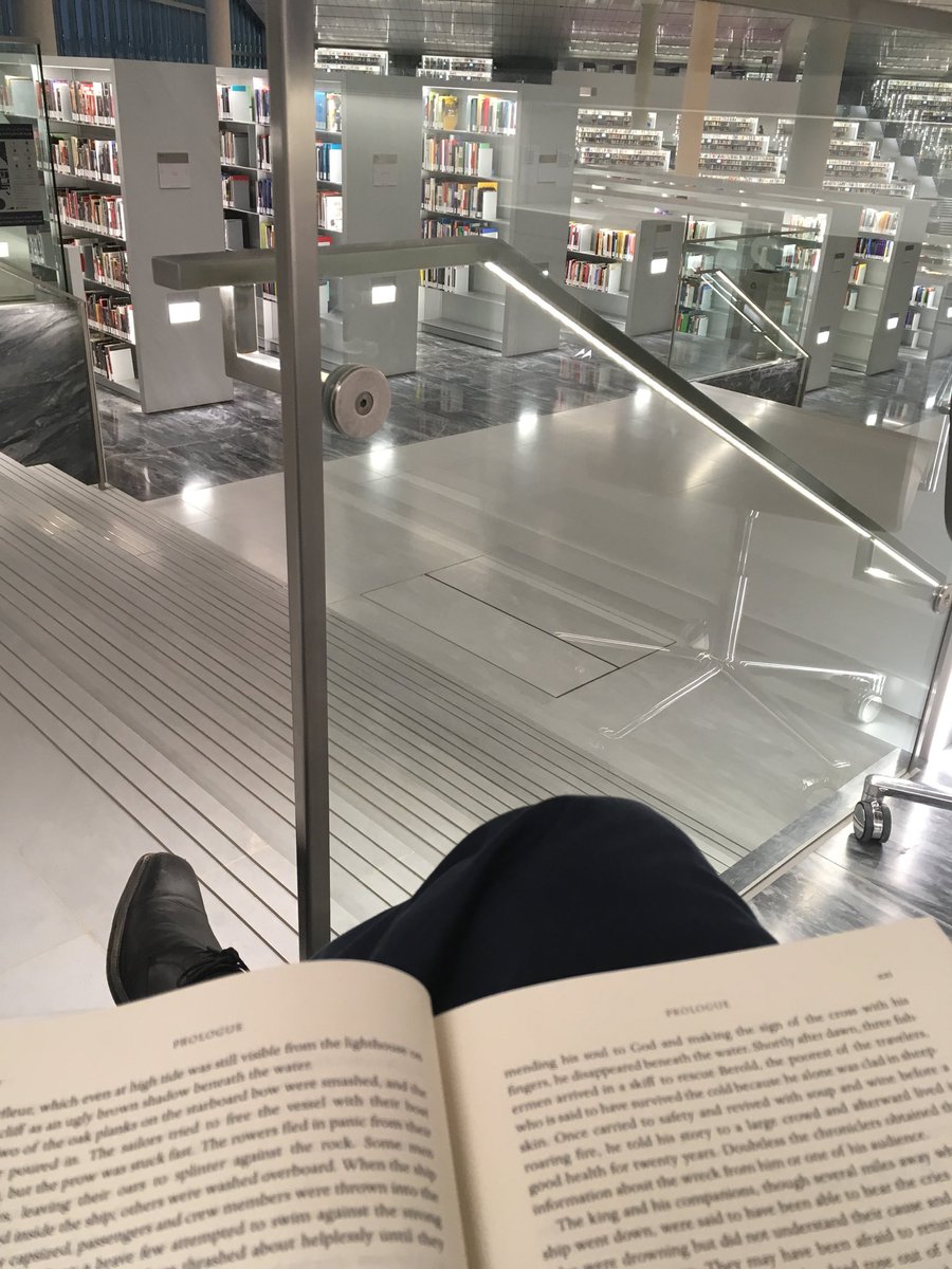 diegodecarreno's tweet photo. #JuevesDeArquitectura leyendo en la nueva #qnl #biblioteca de #koolhas en #Qatar #doha https://t.co/uCLEIfxM8i