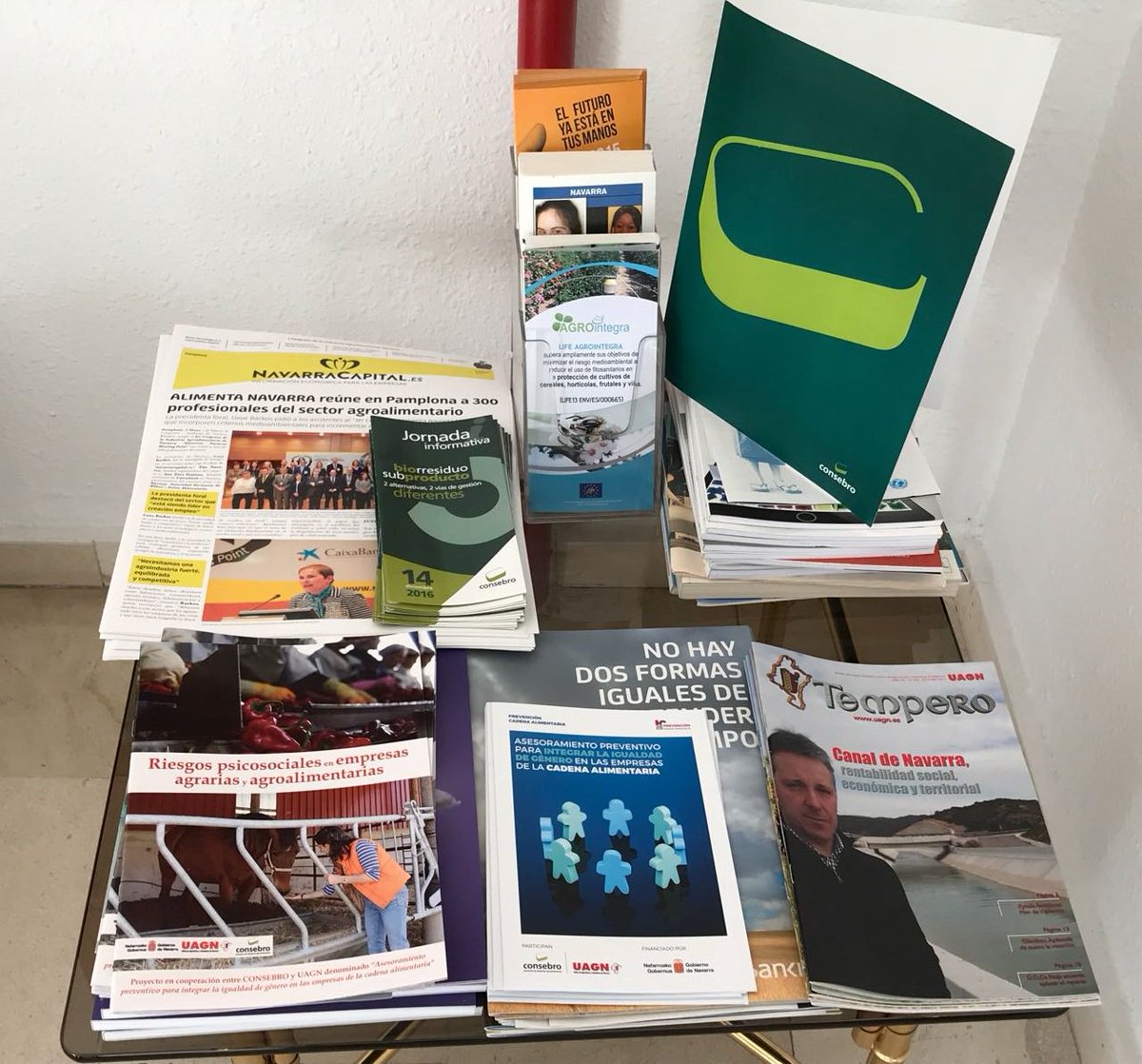 CONSEBRO's tweet photo. Guía sobre los Riesgos Psicosociales en empresas agrarias y  agroalimentarias, puedes descargártela o pasarte por nuestras oficinas en   @CONSEBRO y @UAGNavarra https://t.co/oftq2Sc996
