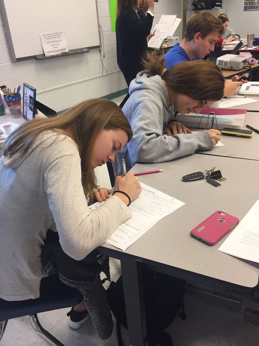 MsMcBride12's tweet image. One of my favorite days... voter registration! #apgov #apcomp