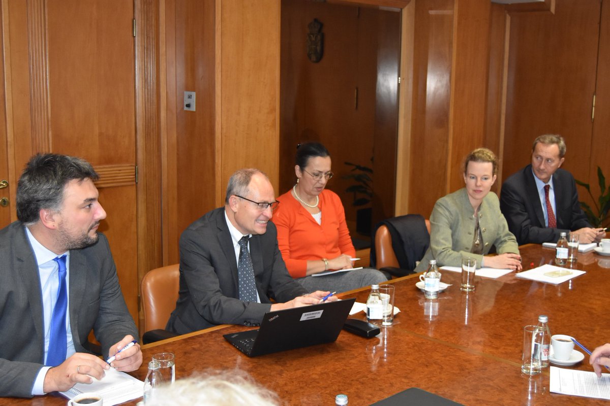 MiningEnergyRS's tweet photo. Ministar @AAnticBG sa #MichaelStanley , vodecim rudarskim stručnjakom Svetske banke o unapredjenju rudarskog sektora u #Srbija  , Strategiji koriscenja mineralnih sirovina i podrsci ekspertskog tima u restrukturiranju JP PEU Resavica
🇷🇸 https://t.co/jCsVYd8Fen