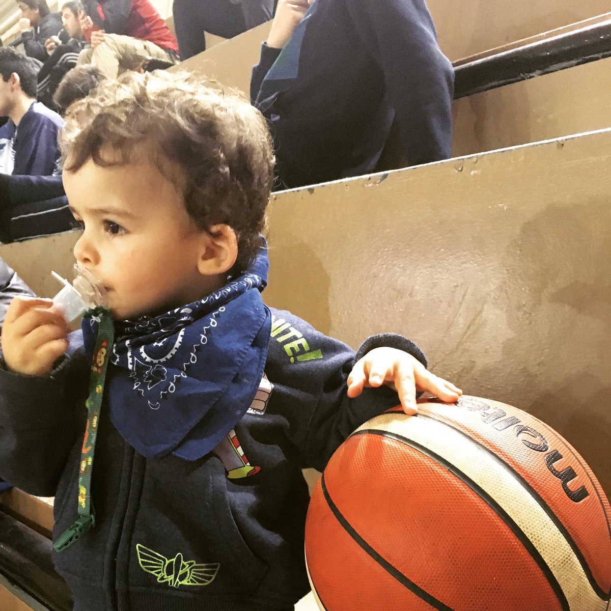 Fedelop7's tweet photo. @altamirano45 “si no hay amor que no haya nada”. Analizando el juego desde la tribuna. Año que viene a las canchas. Abrazo carlos. https://t.co/H0SwMTnwjX