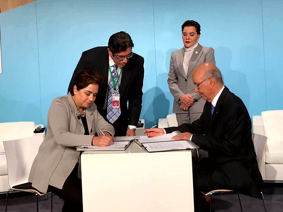 Mohammed VI Foundation and @UNFCCC sign a cooperation agreement during the High-Level Education Day at #COP23