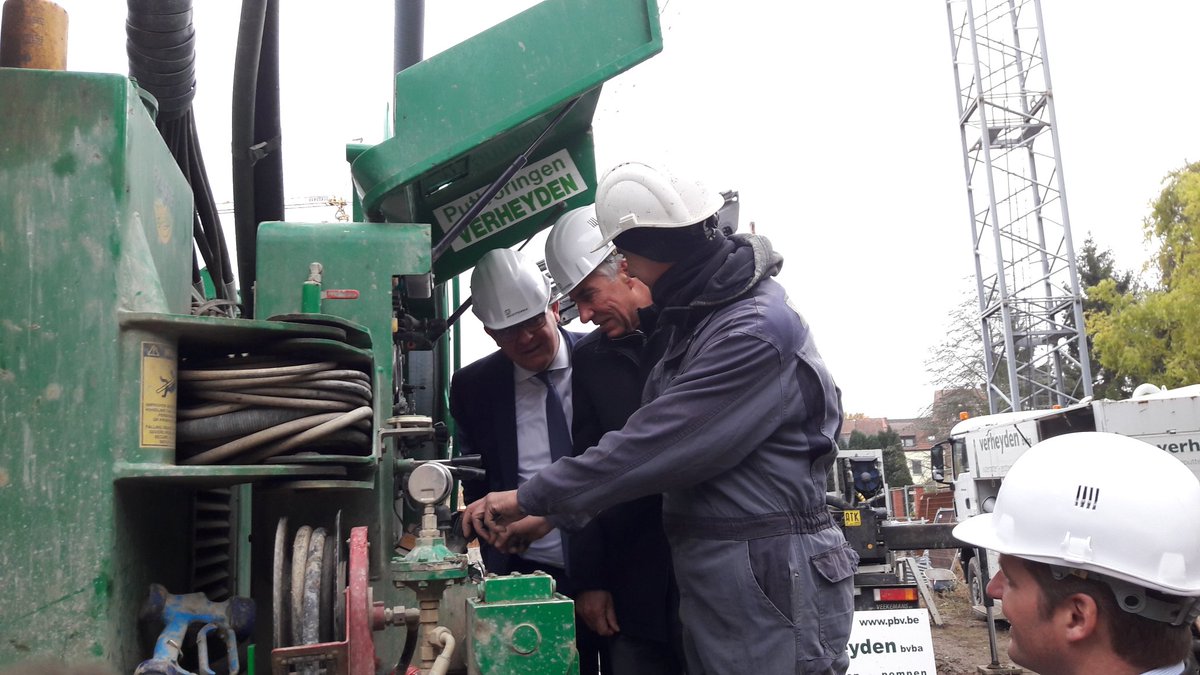 rob_televisie's tweet photo. Vlaamse primeur in @stadleuven: Janseniushof eerste wijk die verwarmd en verkoeld wordt door zogenoemd koudenet dat gebruik maakt van grondwater. Het gaat om proefproject, maar Vlaams minister van Energie @Barttommelein wil het graag ook in rest van Vlaanderen #robnieuws https://t.co/3qyRiUHwN7