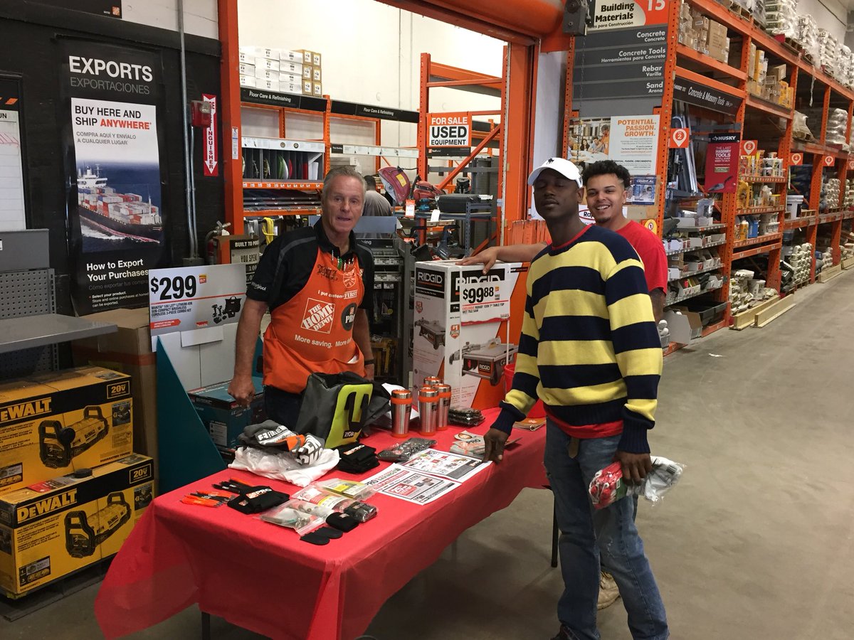 Sparky7901's tweet photo. Winter Park Pro Event. Opened 2 CRC Accounts before 9 AM we are The PRO store! @SelphNicole @RyanGeorgeHD @HDGerri https://t.co/h76e2XD3WF