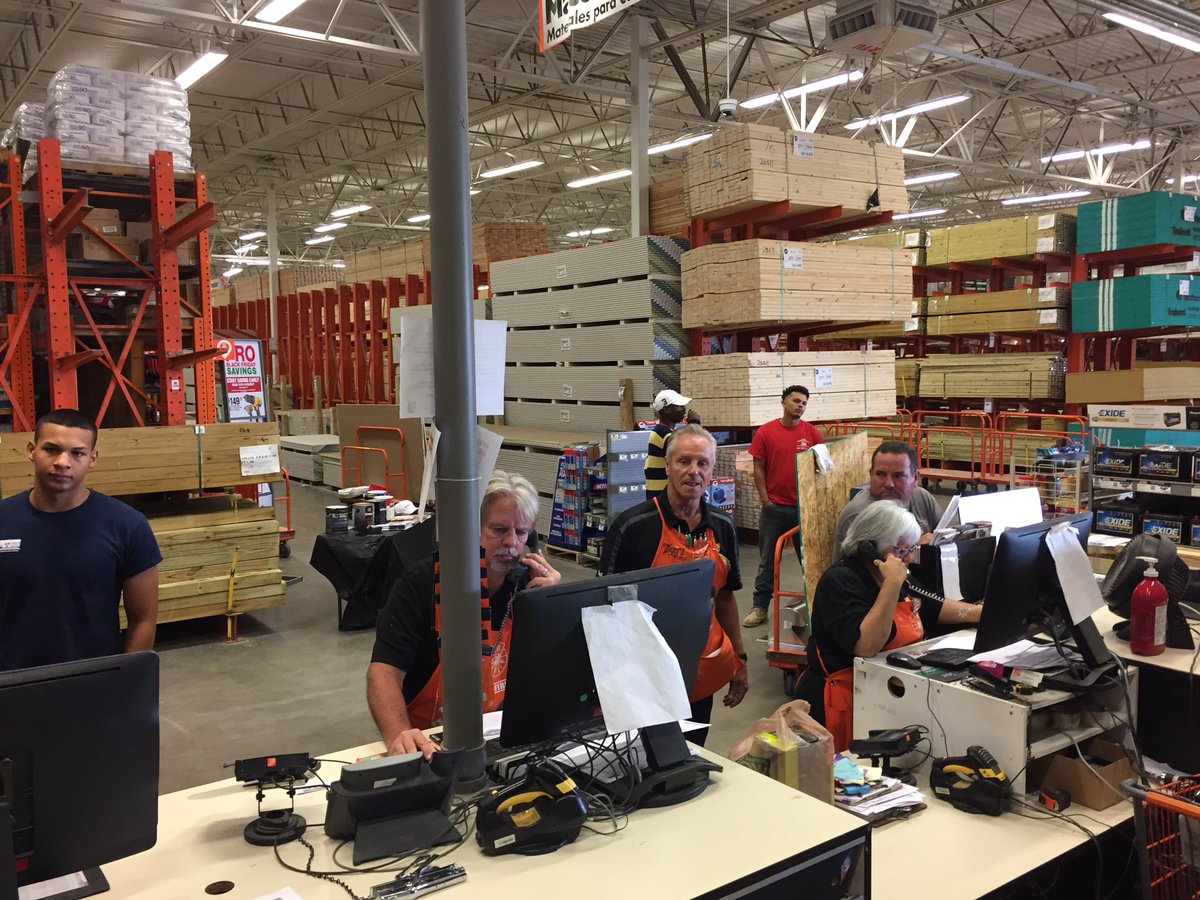Sparky7901's tweet photo. Winter Park Pro Event. Opened 2 CRC Accounts before 9 AM we are The PRO store! @SelphNicole @RyanGeorgeHD @HDGerri https://t.co/h76e2XD3WF