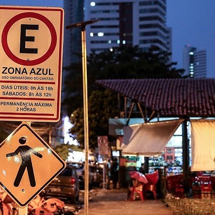 MobilidadePE's tweet photo. A "ZONIFICAÇÃO" AZUL DAS RUAS DO RECIFE
Com a alegação de "democratização das vagas de estacionamento", a CTTU tem ampliado a Zona Azul por toda a cidade. 📸divulgação
#Trânsito #Recife #ZonaAzul #Mobilidade #CTTU #BoaViagem #MobilidadePE #Estacionamento 
https://t.co/6bukICbnyL https://t.co/GtlCCUve33