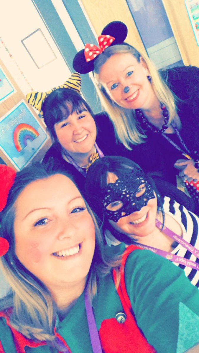 CanolfanEithin's tweet photo. Staff yn joio gwisg ffansi ar gyfer Plant Mewn Angen 😊 https://t.co/uIf2kXYbX6