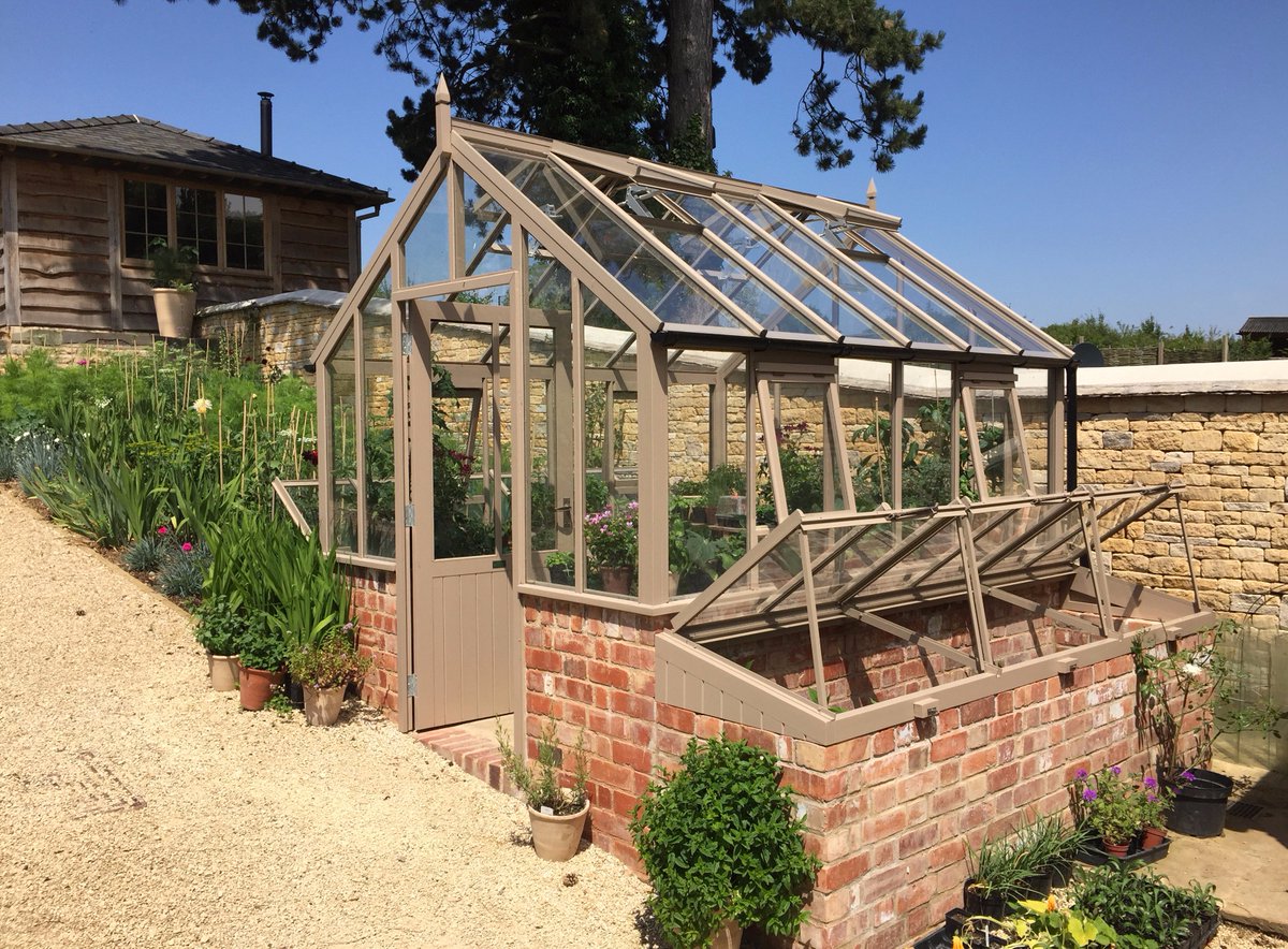 WhiteCottageLB's tweet image. #Greenhouseoftheday A 6 bay "Arley" (standard model) with #coldframes on either side #beautyofnature #getgardening #greatgreenhouses #whitecottageLB