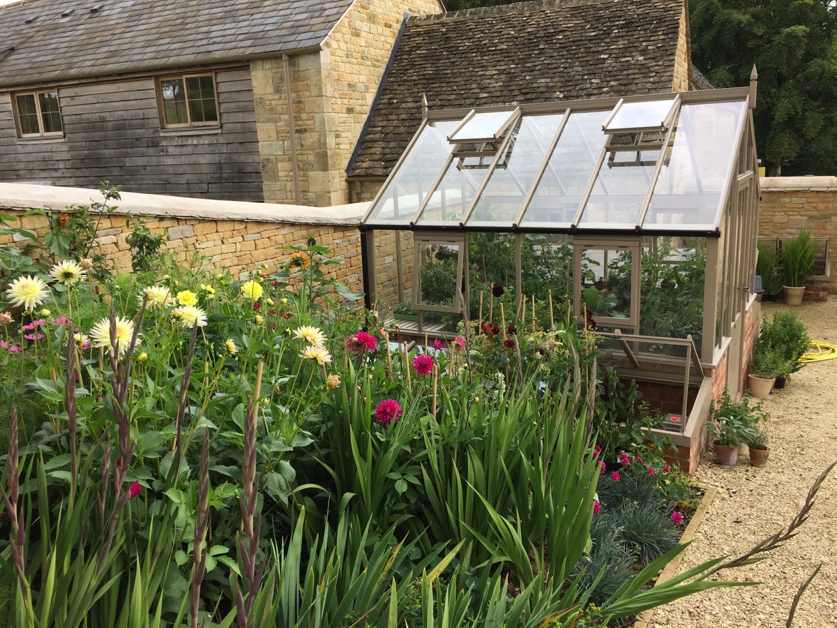 WhiteCottageLB's tweet image. #Greenhouseoftheday A 6 bay "Arley" (standard model) with #coldframes on either side #beautyofnature #getgardening #greatgreenhouses #whitecottageLB