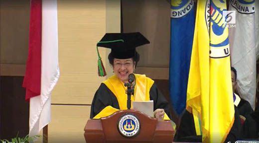tetapahok3's tweet photo. Ini Orasi Lengkap Megawati Soekarnoputri 'Cucu Bangsawan Minang' yang Raih Gelar Doktor Honoris Causa dari UNP Padang
#SelamatBuMega
https://t.co/1sQO1E4JIs https://t.co/VEiF5bpSh4