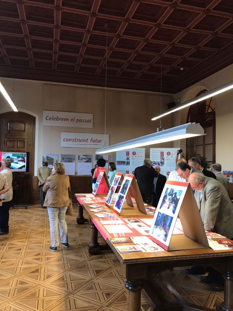 wondupacks's tweet photo. Elementos visuales realizados por #WONDU para la exposición del 20 aniversario del centro Sant Jaume con el lema 'Celebrem el passat construint futur' en la escuela Jesuïtes de Sarrià. https://t.co/8po8Y9I6ye