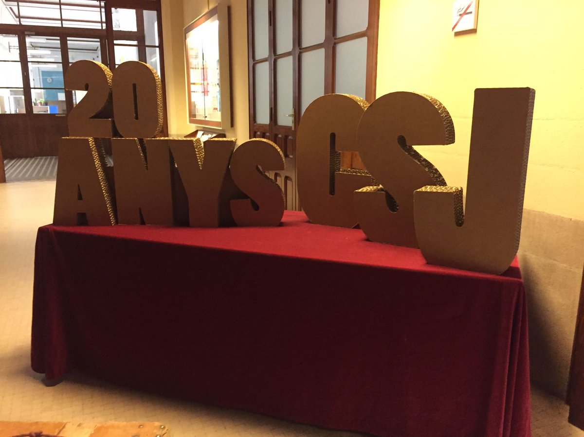 wondupacks's tweet photo. Elementos visuales realizados por #WONDU para la exposición del 20 aniversario del centro Sant Jaume con el lema 'Celebrem el passat construint futur' en la escuela Jesuïtes de Sarrià. https://t.co/8po8Y9I6ye