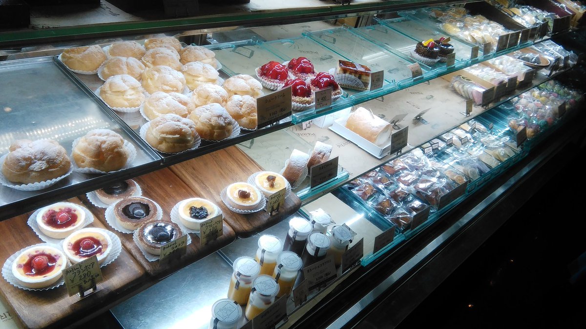 Naoto 34 池ノ上ピエール 池ノ上駅 池ノ上駅から徒歩すぐの 1971年創業の老舗の洋菓子店 どのお菓子も絶品だが アーモンドパウダーとメレンゲを焼き上げてクリームをサンドした ビアリッツ というマカロンが特に名物 ちなみに羽田空港に支店が