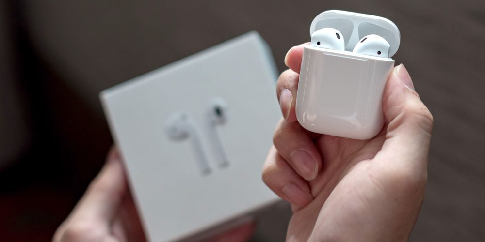 9to5mac's tweet photo. Comment: A year later, AirPods remain basically unrivaled as the best truly-wireless earbuds https://t.co/81blVrqZov https://t.co/g6vKEGgI3D