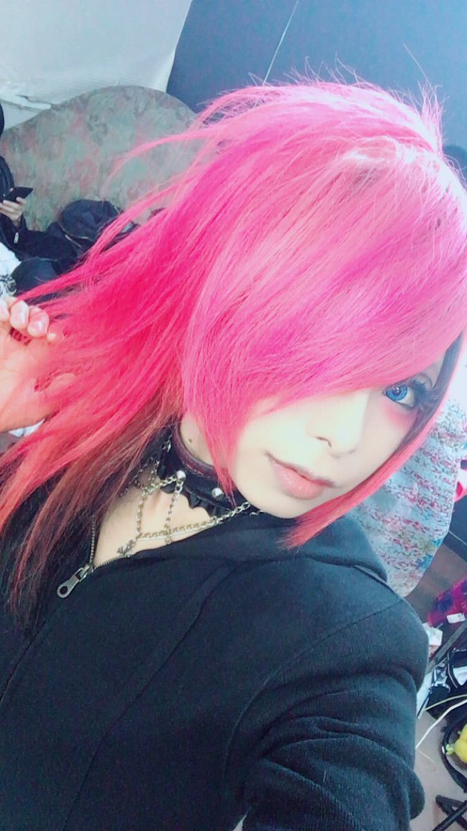 ট ইট র みーくん ようさんはめっちゃかわいい V系 なんだから化粧で作ってんだろ って画像だけだと思うけど動きすらめっちゃ可愛い ギター弾いてるときの表情やばいよ 可愛い 女麺さんなのかな って舐めるように見てたけどよくよく考えれば