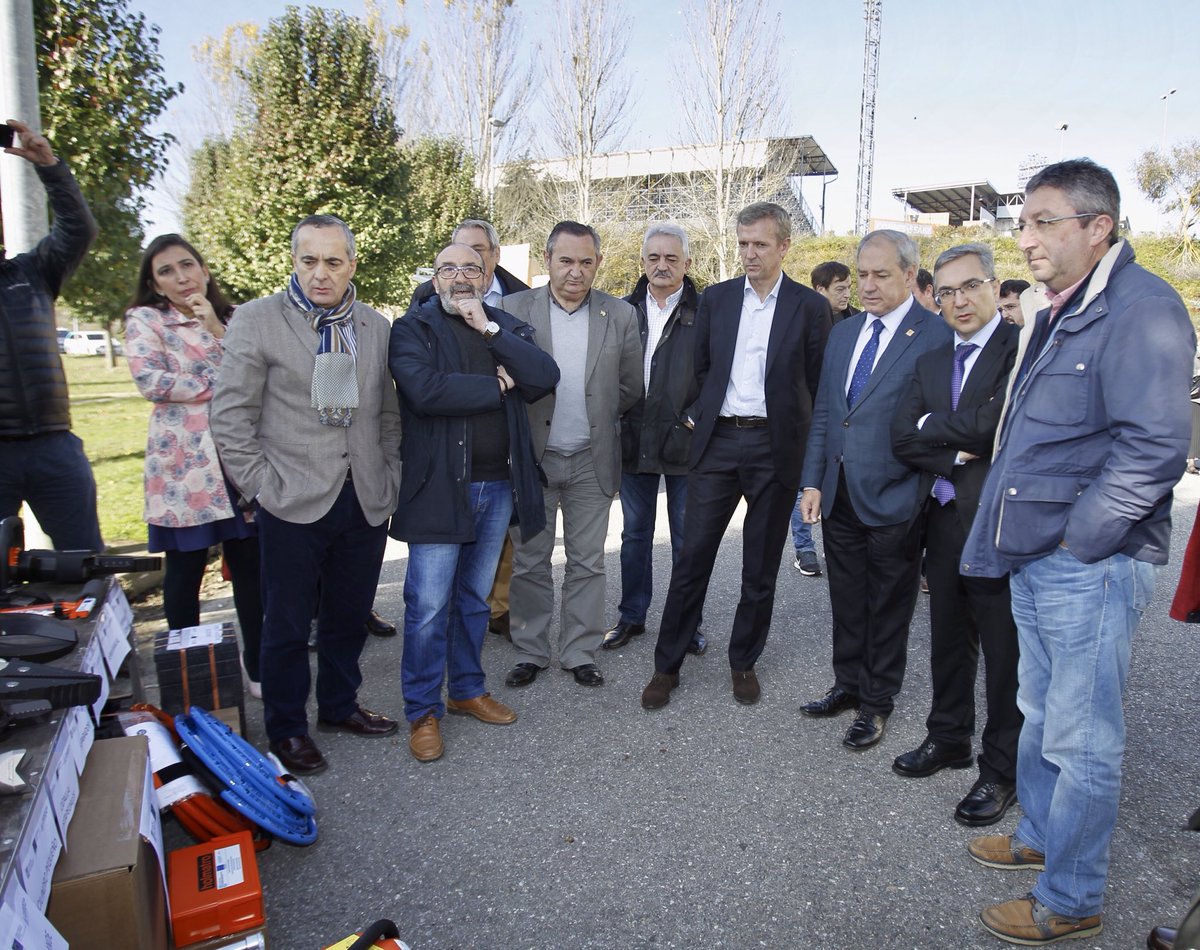 ConsPresidencia's tweet photo. Entregamos máis equipamento destinado ás emerxencias: Protección Civil de #Chantada, #Monforte, #Ourol, #Portomarín, #Viveiro, #Sarria  e GES #Becerreá recibiron remolques e equipos excarceración #GaliciaMáisSegura https://t.co/zMkTqYlDz6