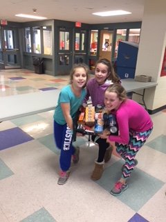 SS_SCurriculum's tweet photo. 4th grade KEY used their creative problem solving skills to solve a real world problem-HUNGER! Congratulations to our Hawks on another successful food drive. We collected 1,662 food items that will go into making Thanksgiving baskets for local families. #Thankful https://t.co/Dy1dSGiNVh