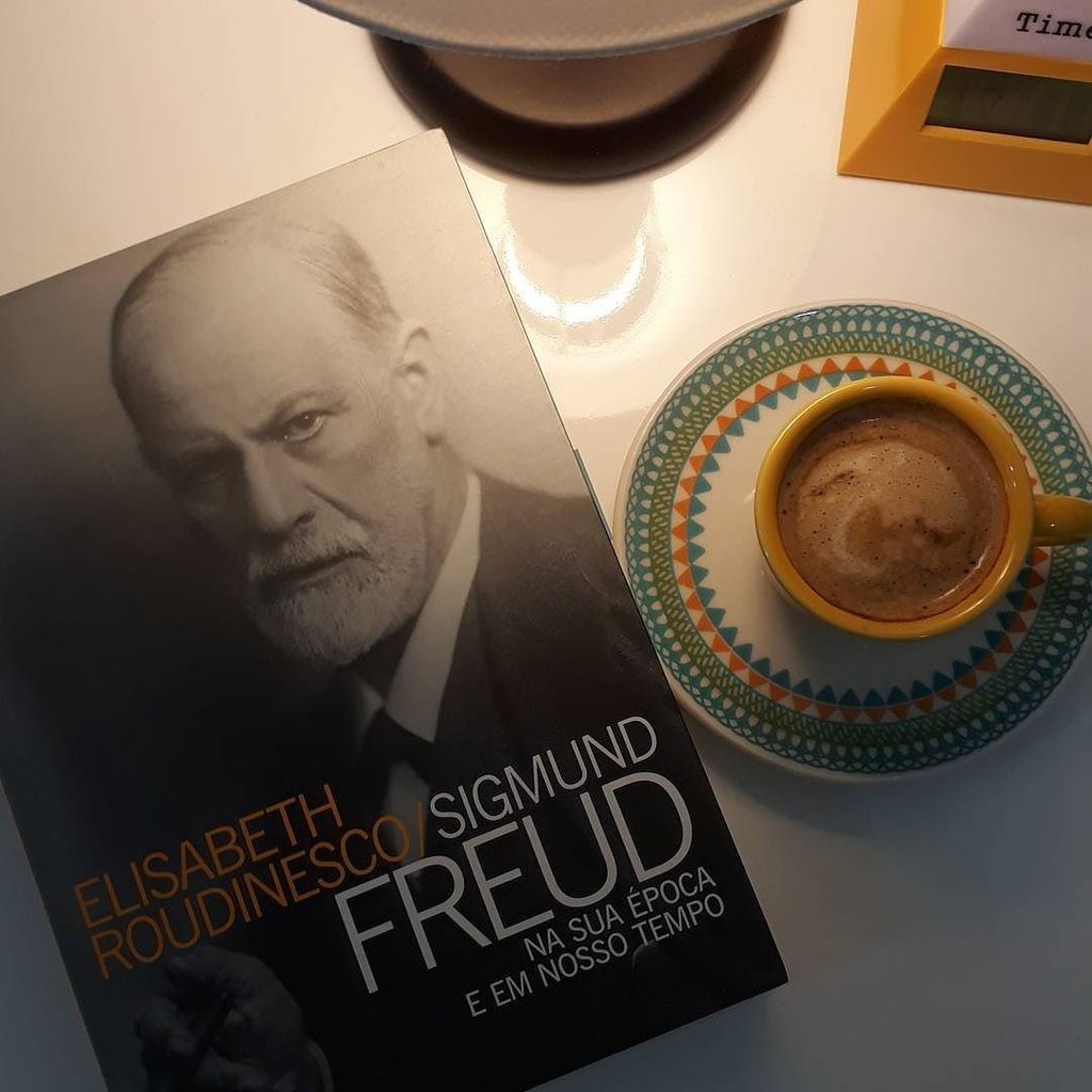 acuradefreud's tweet photo. ROUDINESCO em suas tentativas de falar sobre um homem à frente de seu tempo.
.
.
.
#Lendolido #Freud #Psicanálise #MaiconVijarva #SigmundFreud #Psicanalise #AcuradeFreud #RioPreto #EditoraZahar #MomentoNespresso #Coffe #CafePsicanalitico https://t.co/qZ7nvimO22 https://t.co/hoAxHTXtXG