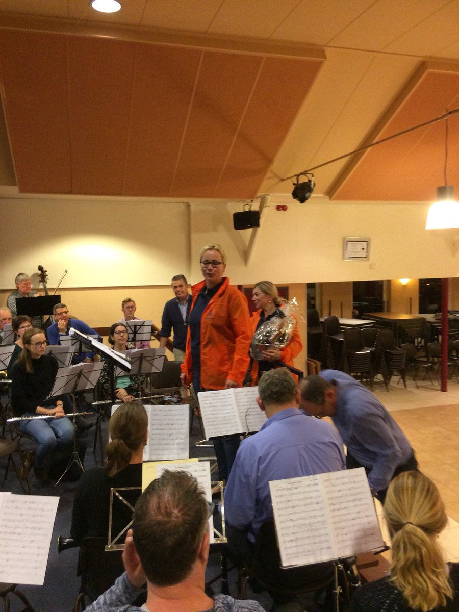 Vandaag verraste en feliciteerde #DichtbijteamHeuvelland van #RabobankCentraalZuidLimburg de #KoninklijkeHarmonieSintCecilia in #Mheer met het fantastische resultaat dat zij in Roermond behaald hebben. Geniet van deze top prestatie en van de aangeboden geste🎊🏆🎷🎺🎼