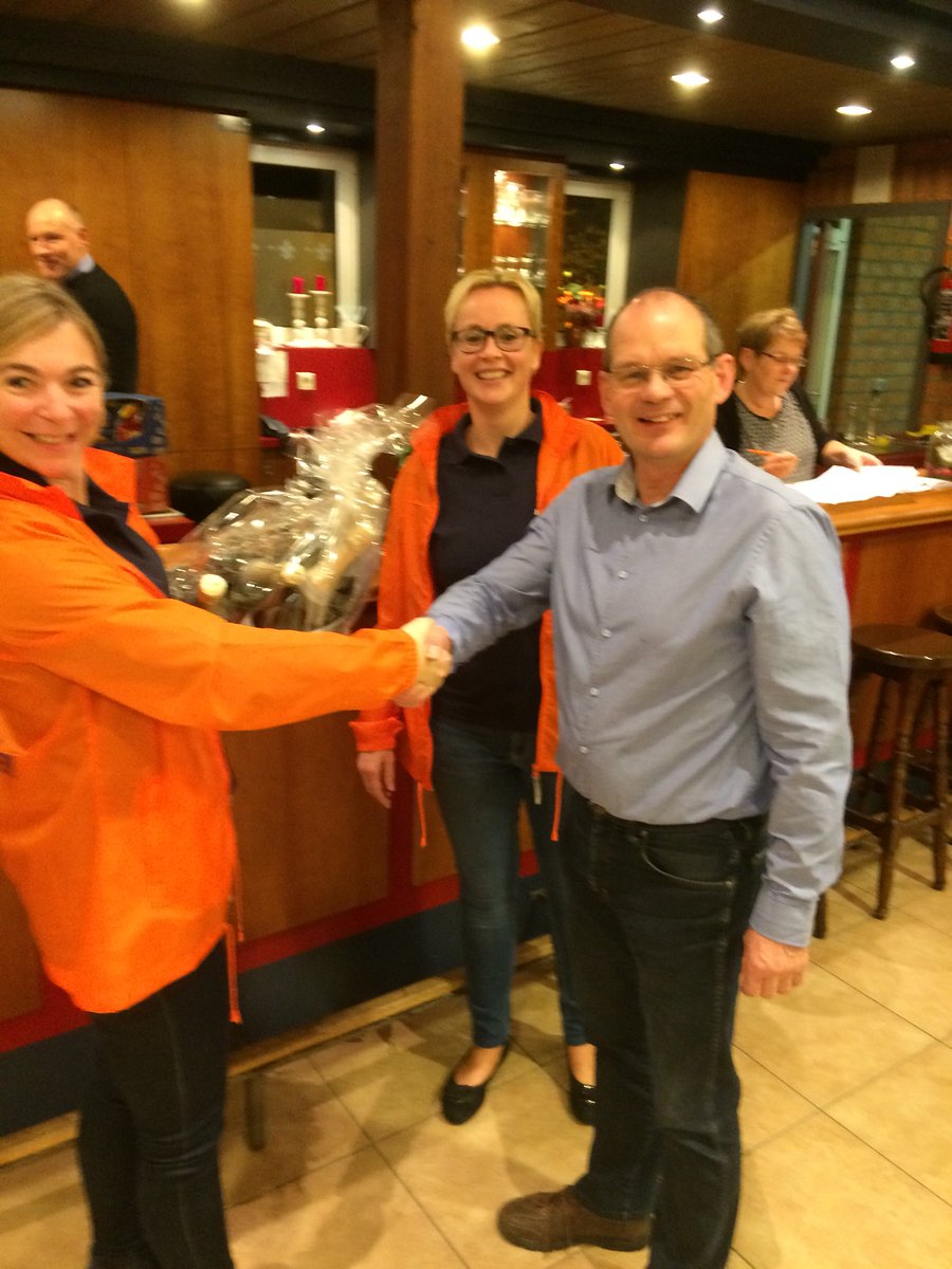 MariejanneRABO's tweet photo. Vandaag verraste en feliciteerde #DichtbijteamHeuvelland van #RabobankCentraalZuidLimburg de #KoninklijkeHarmonieSintCecilia in #Mheer met het fantastische resultaat dat zij in Roermond behaald hebben. Geniet van deze top prestatie en van de aangeboden geste🎊🏆🎷🎺🎼 https://t.co/Xe16m1752s