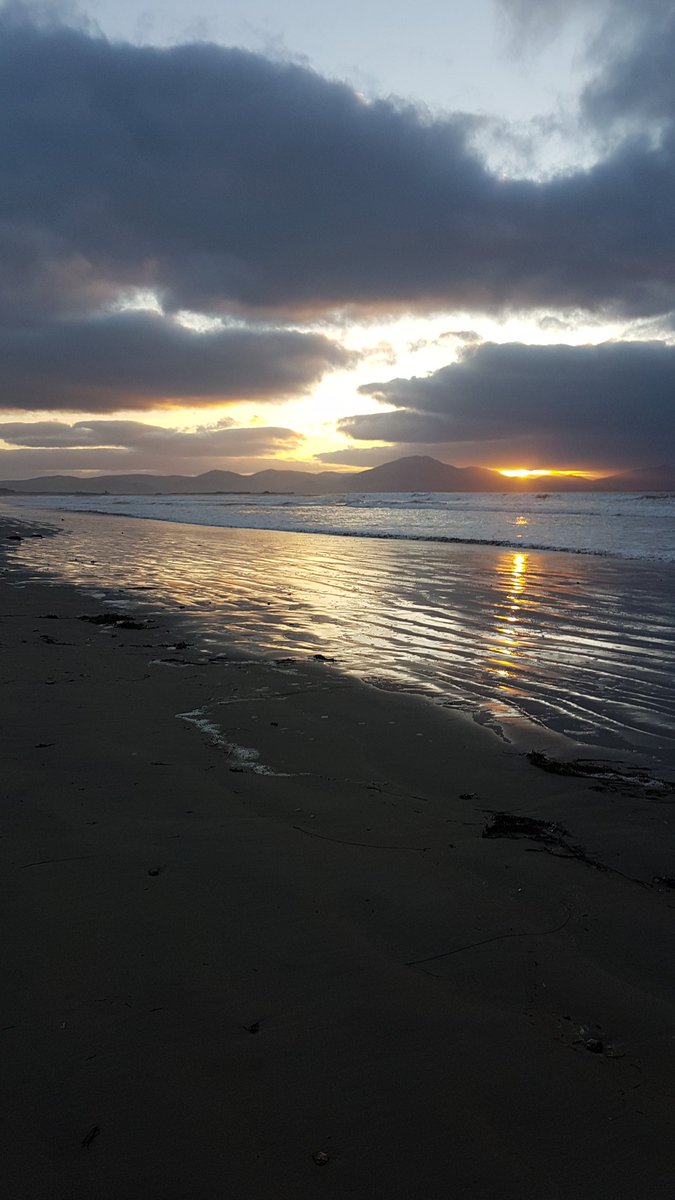 MayannMac's tweet photo. #bannastrand #dogwalking🐩  #novembersunset🌅 #almostfriday🤣 #nofilter https://t.co/Ot0khbcmwi