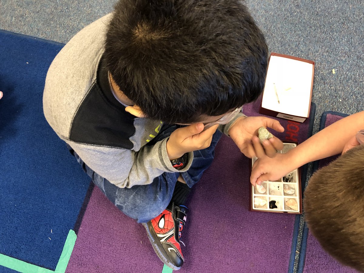 aaron_teach's tweet photo. Using our tools to study rocks!  #lubbockisd #hardwickpride https://t.co/DVyIUc96Ad