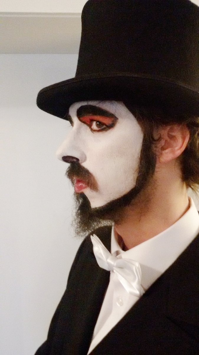 LordGugu_eu's tweet photo. Im Profil     
Intsa: @christyle_koeln     
#makeup #20erjahre #lasziv
#maskara #schleife #zylinder #bleichgesicht #porträt #lordgugu https://t.co/FPECyt5zgI
