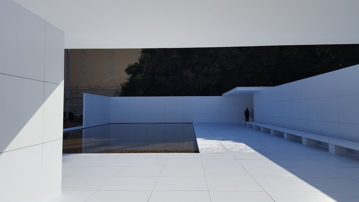 arnaucabeza's tweet image. Espectacular intervenció artística al Pavelló Mies van der Rohe. Visita imprescindible. @conocesbcn @VisitBCN_EN @catexperience @FundacioMies #miesmissingmateriality
