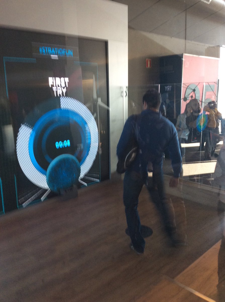 ubiquotechs's tweet photo. @Bigdataspain2017 Usuarios el stand interactivo Stratio con tecnología Ubox https://t.co/rXRr9ZCGuw