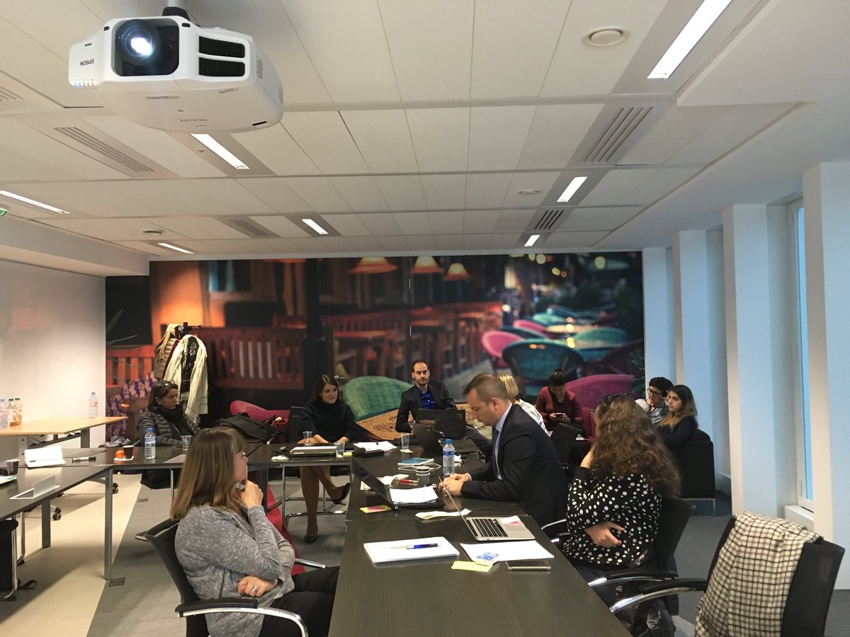 ProBonoLab's tweet photo. Dernière ligne droite 🏁#MarathonProbono pour @PimmsAntony #livrables #communication #PBW17 à @ParisLaDefense https://t.co/x2FDihulpk