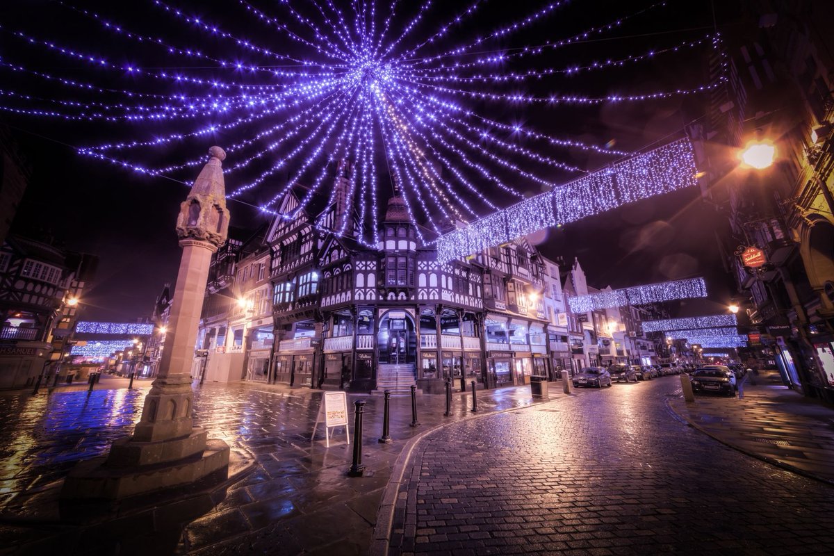 parkfields_hi's tweet photo. Christmas truly begins with the switching on of the City's lights in #Chester tonight.... 

#chestertweets https://t.co/QWJubv8Ran