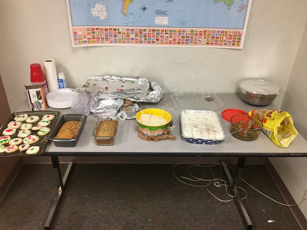 Las recetas del mundo hispano, la tercera hora, grupo 1: arroz con leche, pastel de tres leches, galletas, pico de gallo, pan de banano de Guatemala. ¡Tan deliciosos!
#warriorselfiecelebration