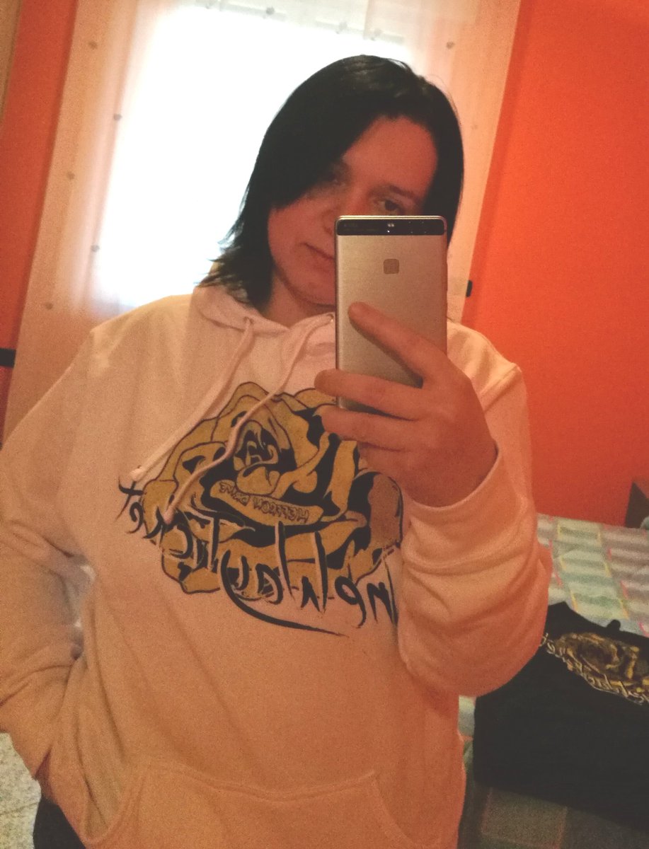 Fabiana_80_'s tweet photo. Yesss !! has also come the white hoodie !! I love it 😍😍❤️❤️ @HeffronDrive @dbeltwrites 
 #HeffronDriveMerch https://t.co/ldVVHHXhE3