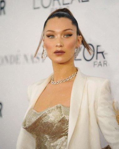 webnovias's tweet photo. ¿Quieres lucir un traje de chaqueta y pantalón el día de tu boda? Inspírate en el look de @bellahadid para #wotyawards https://t.co/KUoVJfSr6C