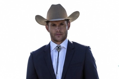 #Supernatural video interview: <a href="/JensenAckles/">Jensen Ackles</a> <a href="/jarpad/">Jared Padalecki</a> tease tonight's 'fun episode." Headed to a small western town! buddytv.com/articles/super… <a href="/cw_spn/">Supernatural</a> #SPN