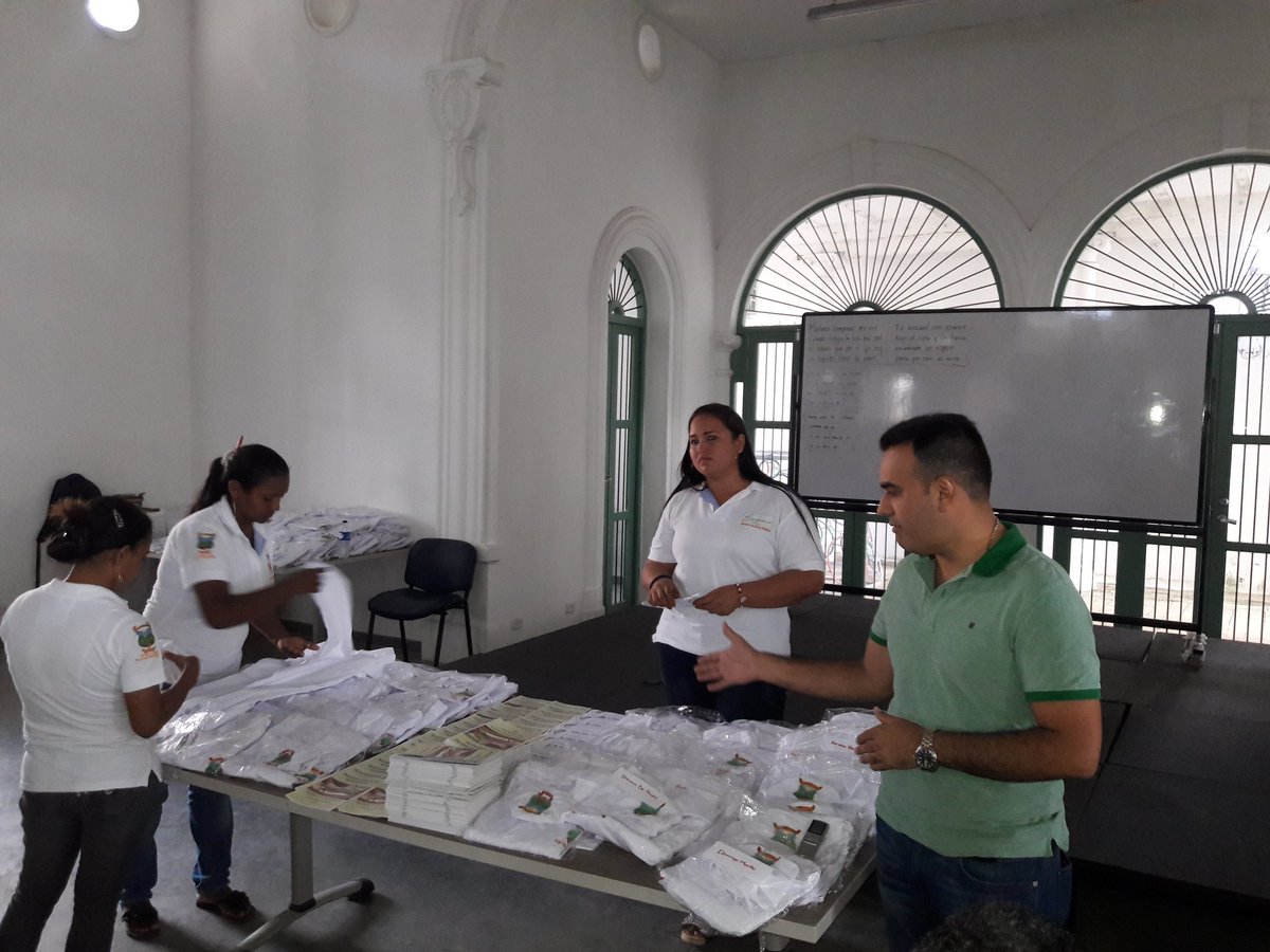 Vendedores ambulantes y comerciantes reciben elementos necesarios para la manipulación de alimentos. <a href="/mejia_ajmc0820/">Alejandro Mejia</a>