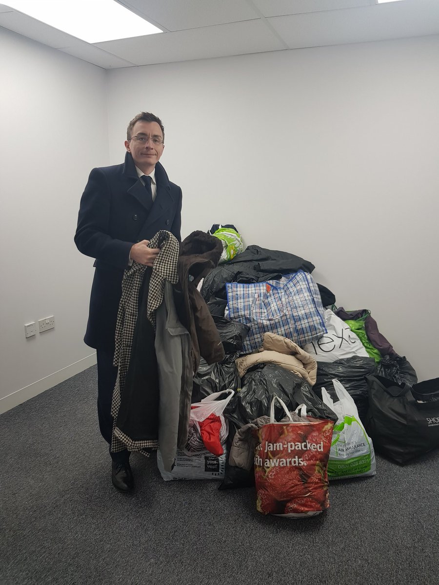 HumanAppeal's tweet image. A massive thank you to @seananstee  &amp;amp; @TraffordCouncil  who brought along 64 coats to @SafestoreLtd for our #WrapUpMCR campaign! 

You can still donate yours until the 24th of November. Find all our drop off points here: https:/humanappeal.org.uk/wrap-up-manchester